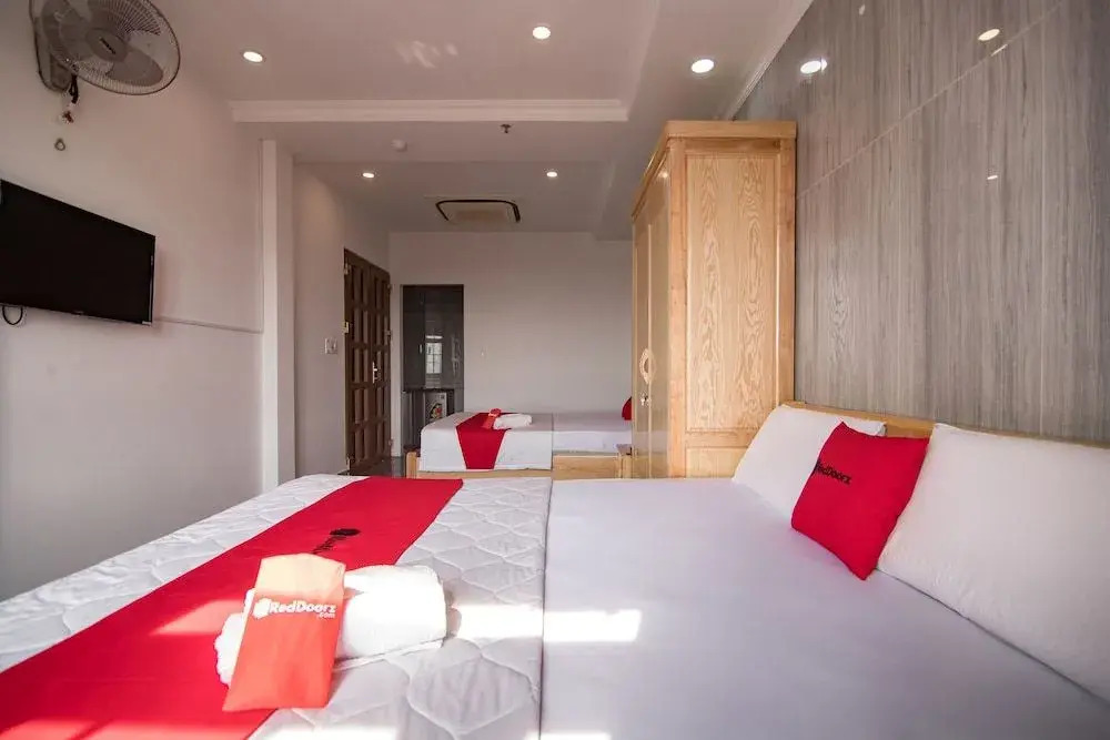 RedDoorz near Tan Son Nhat Golf 2