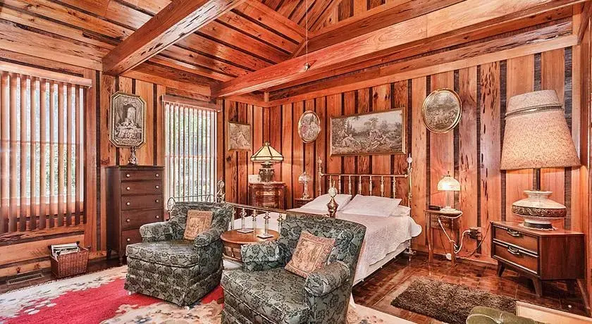 Garden Cottage Upper Level by Vacation Rental Pros