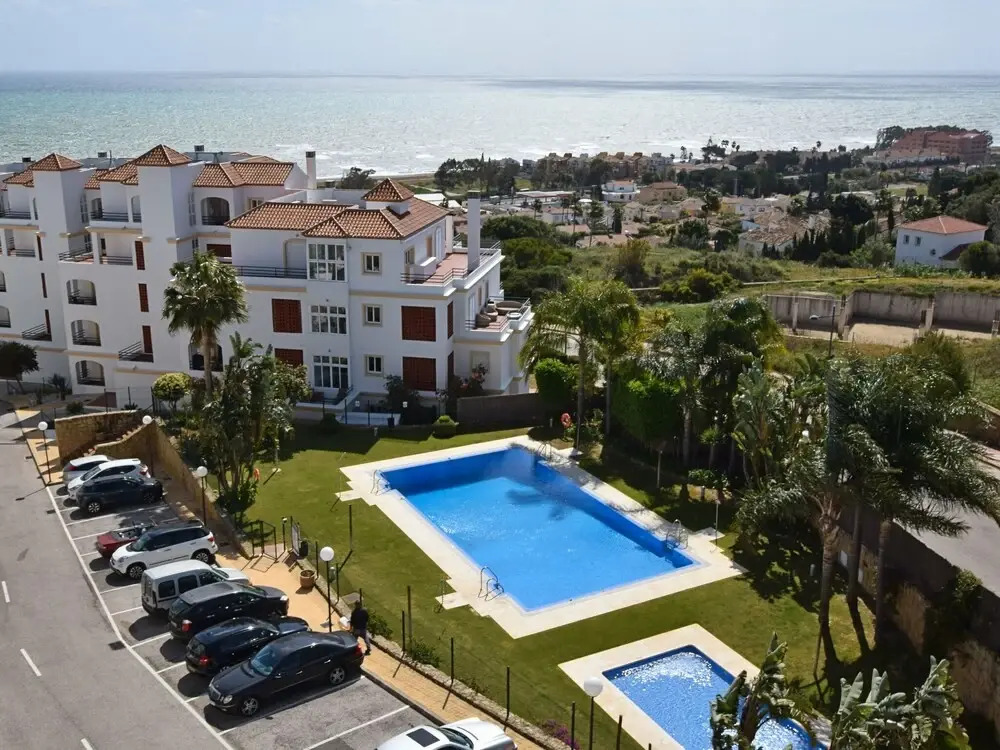 Comfortable apartment with sea views near Estepona, within walking distance from the sea
