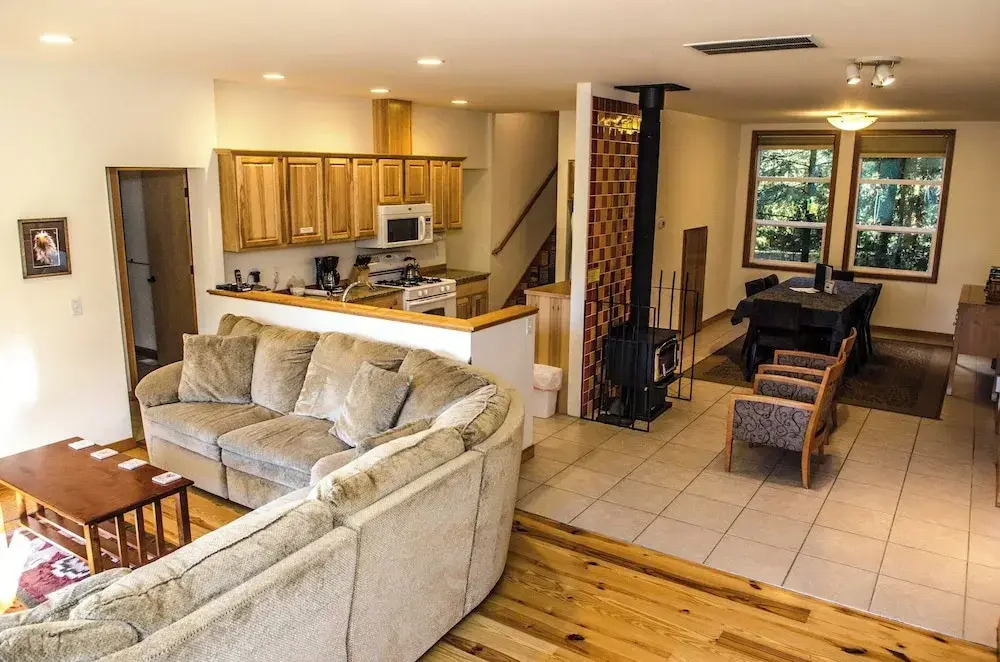 Mt Baker Rim Cabin 70 A pet Friendly Vacation Home With a hot tub and Wifi