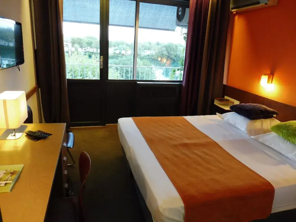 Cube Hotel