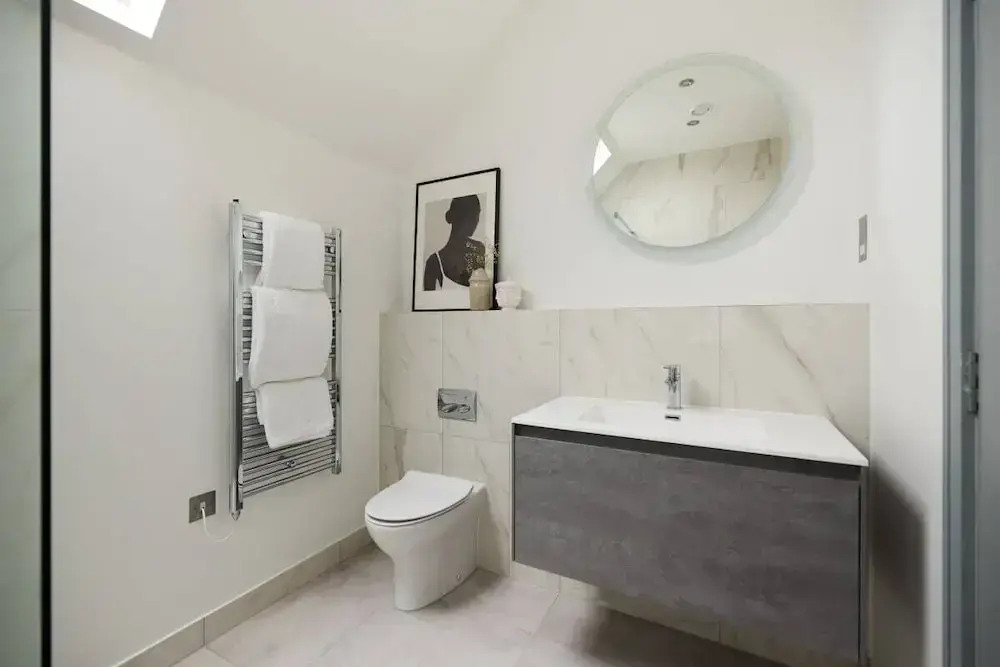 The Woodborough Place - Beckoning 2bdr Flat With Balcony