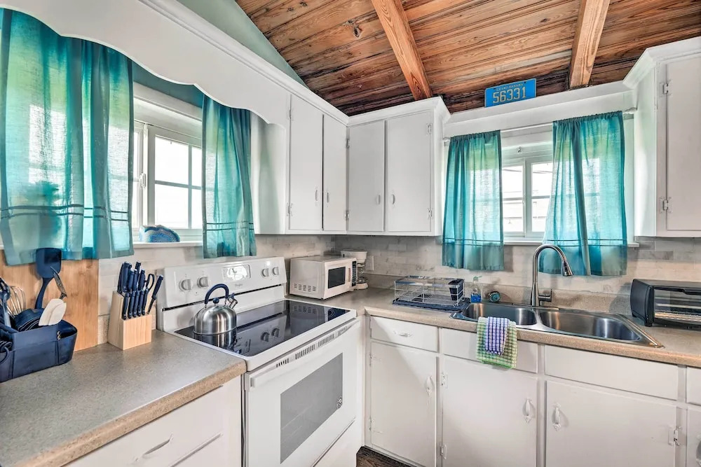 Pet-friendly Townhome, 2 Blocks to Atlantic Beach!