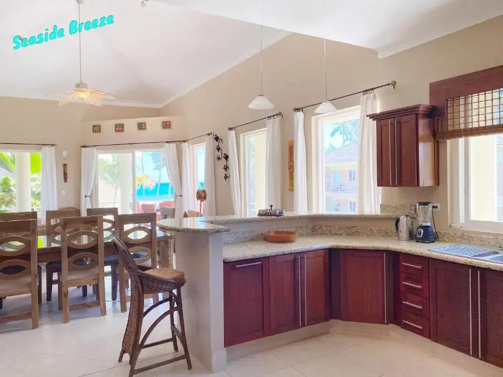 3BR Stunning penthouse / Beach front