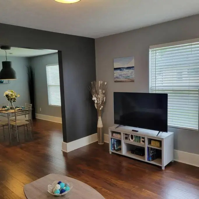 Chic City Getaway-2 bdrm twnhome, Minutes From Downtown
