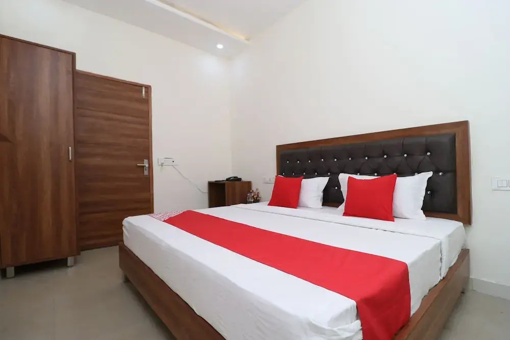OYO 28575 Hotel J&B