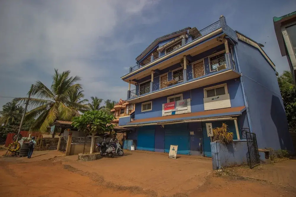 OYO 12197 Home Colourful Studio