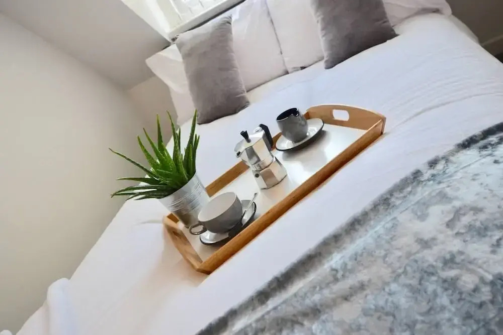 Large 5 Bed House / Wolverhampton + Parking