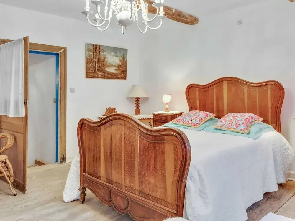 Enticing Holiday Home in Viroinval near Forest