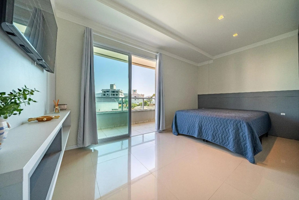 169 - Cobertura Duplex com 03 quartos, ideal para 03 casais e ampla vaga de garagem na praia de Canto Grande - Bombinhas - SC