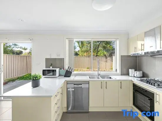 Relaxing Rooms   Walking Distance to Shops & Transport