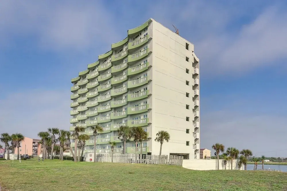 Pool Access, Walk to Beach: Galveston Condo!