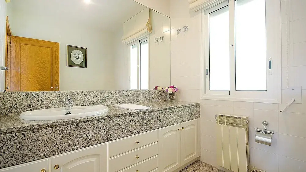 R11 Casa Blanca con gran jardin y piscina