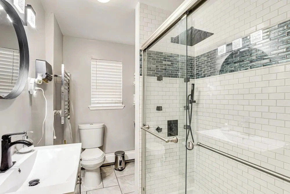 1 Mi to Downtown Newark: Urban Escape