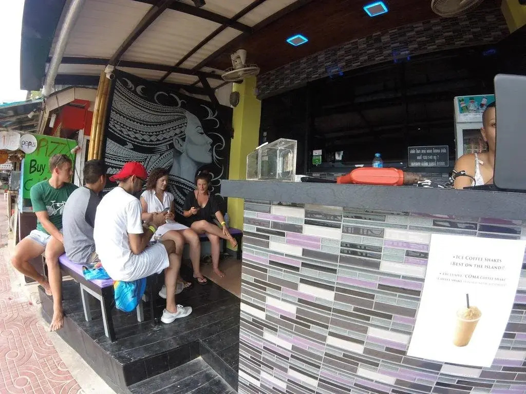 Coma Hostel and Travel Agency(โคมา เลาจน์ แอนด์ โฮสเทล)