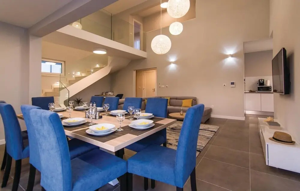 Five-Bedroom Holiday Home In Kastel Kambelovac