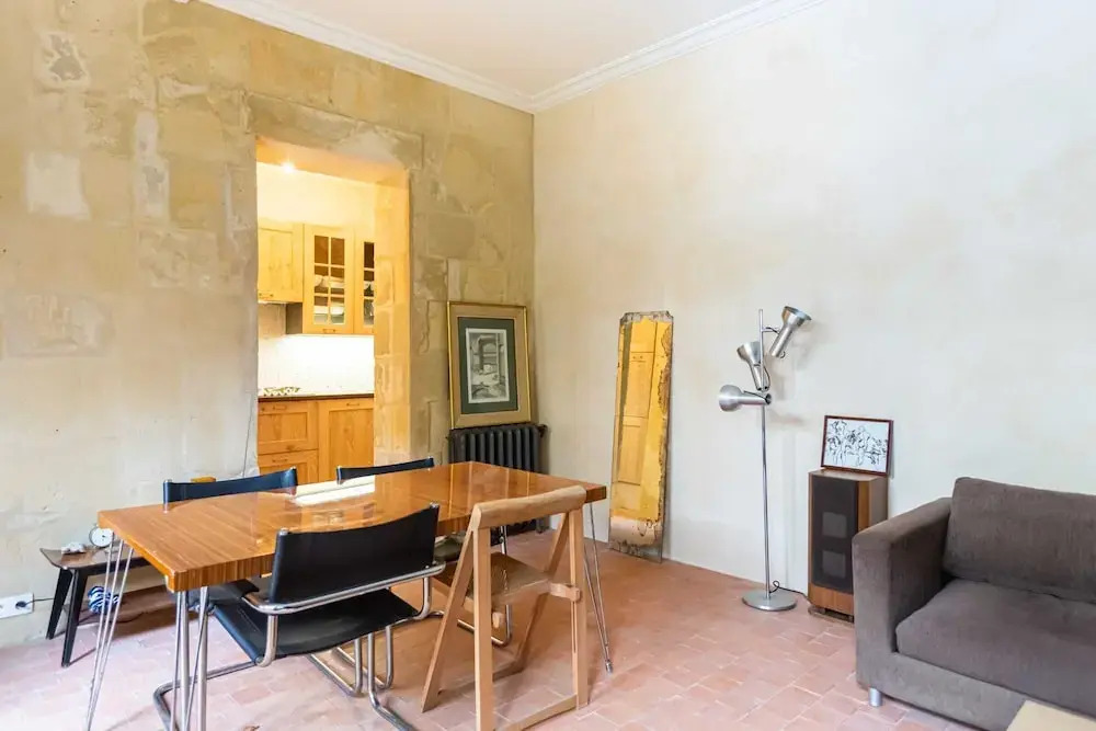 Retro apartment with garden by GuestReady