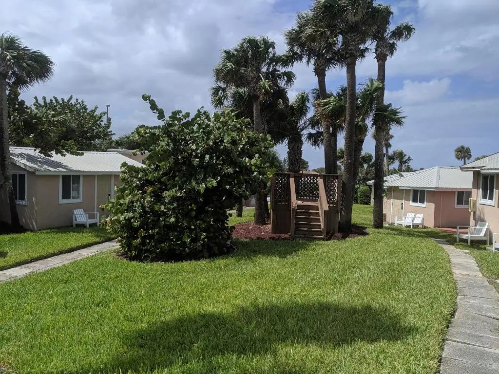 Shoreline Suites & Cabana Cottages - Beachfront