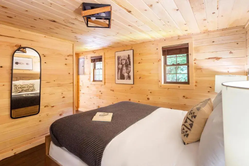 Carter Creek by Avantstay Secluded Yard w/ Creek + Suite