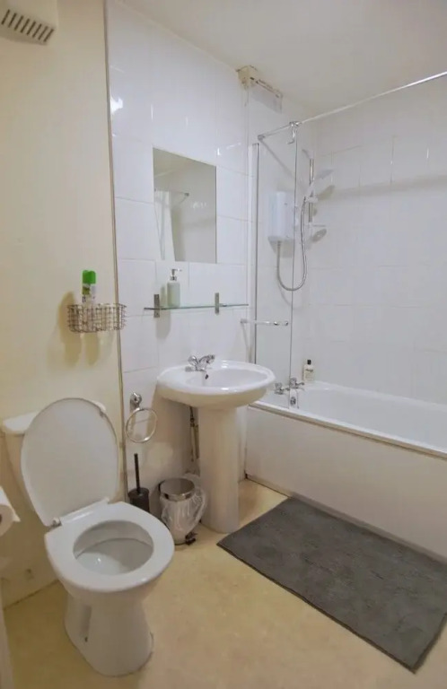 1 Bedroom Festival Flat Near The Meadows for 2
