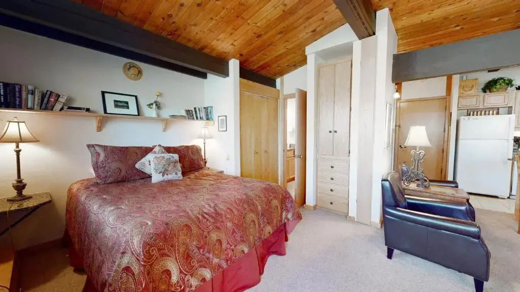 Laurelwood Condominiums Studio Premier Unit 208