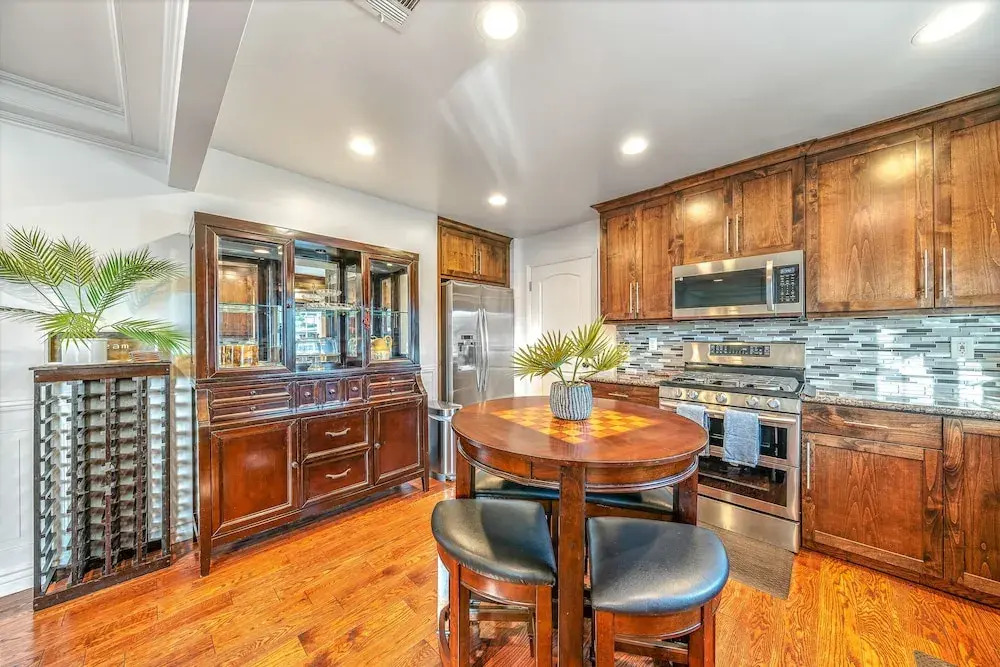 Fully Updated 3 BDR Seaside Home Minutes to Beach!
