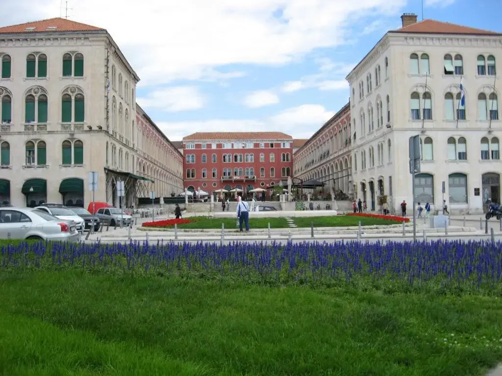 Sunny & Spacious, 2BD suite with free parking