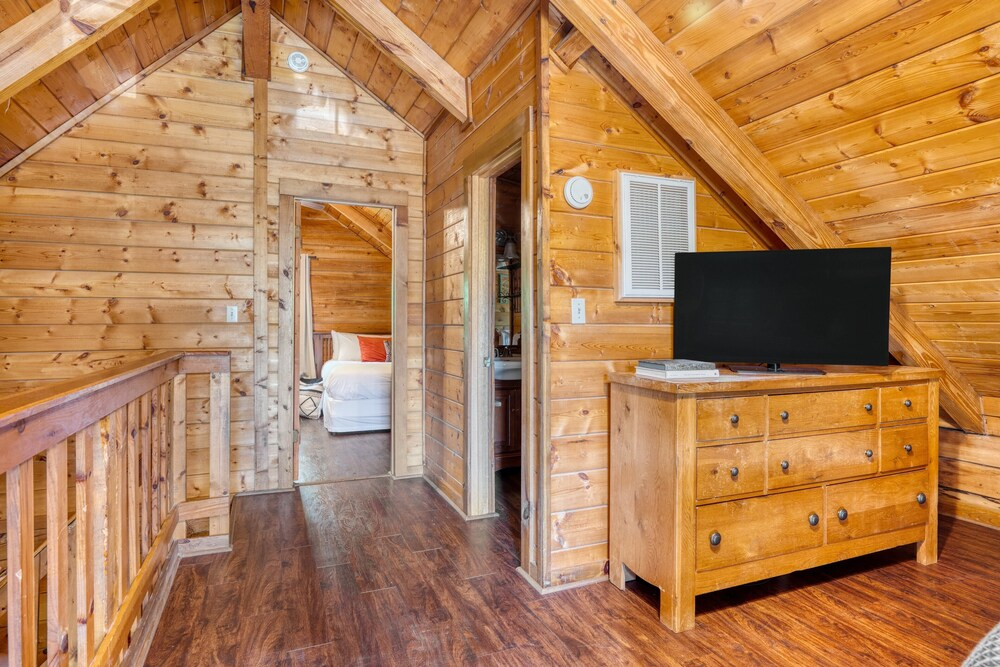 Little Sparrow by Avantstaydowntown Pigeon Forge Cabin