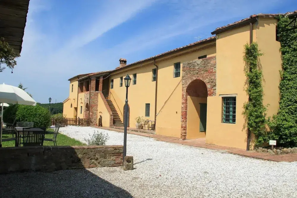 Apartment in Guasticce With Shared Pool