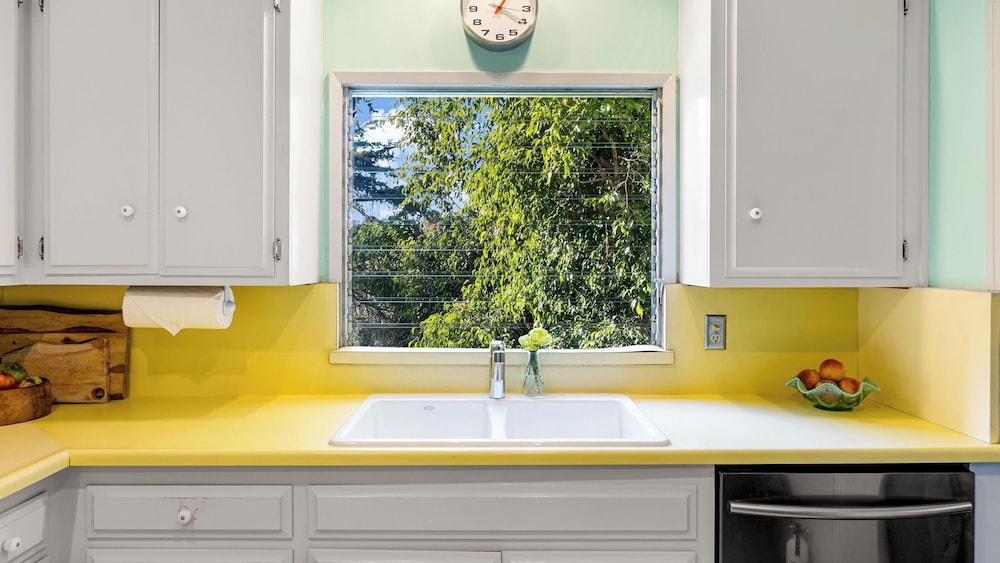 Spanish Revival Charm in Silver Lake w/ Patio, BBQ & Walkable Location Maltman Manor by Avantstay