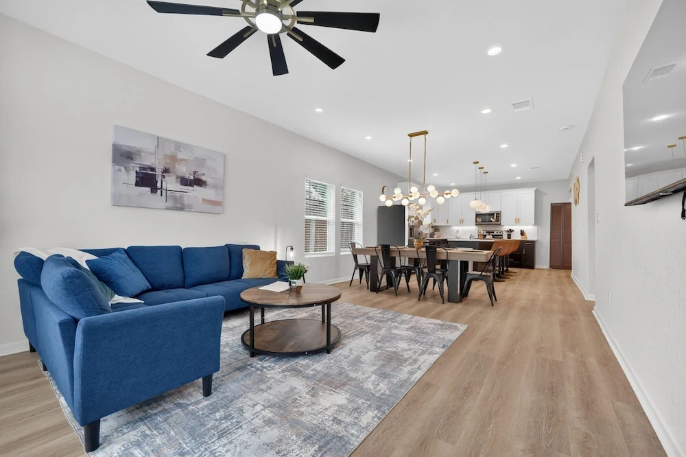 Lovely and Stylish Modern Home Near Downtown