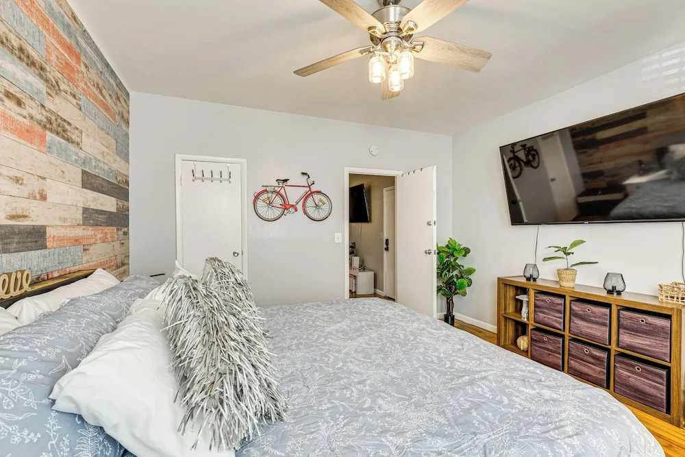 1 Mi to Downtown Newark: Urban Escape