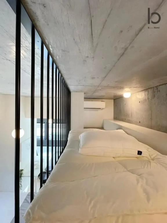 Brand new 1BR apt 5 mins walk to peace park great city view good for 7PPL