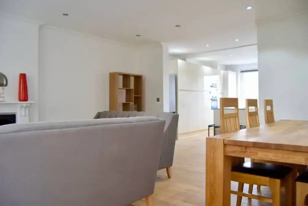 Bright 2 Bedroom Property With Easy Access to the City