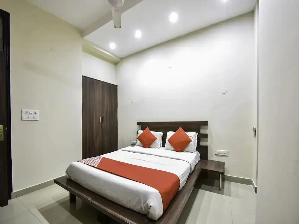 Hotel Lords By OYO Rooms