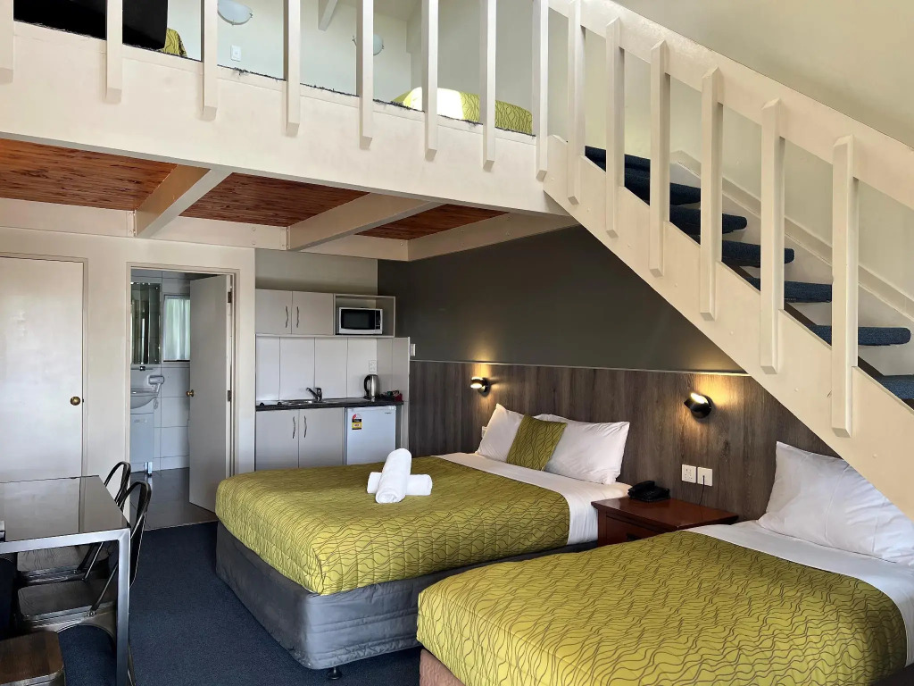 Airport Manor Inn