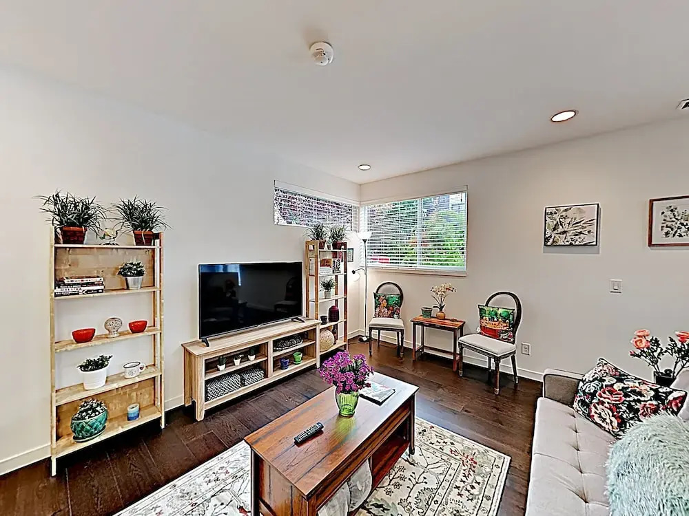 Chic Capitol Hill Townhome W/ Rooftop Deck & AC Townhouse