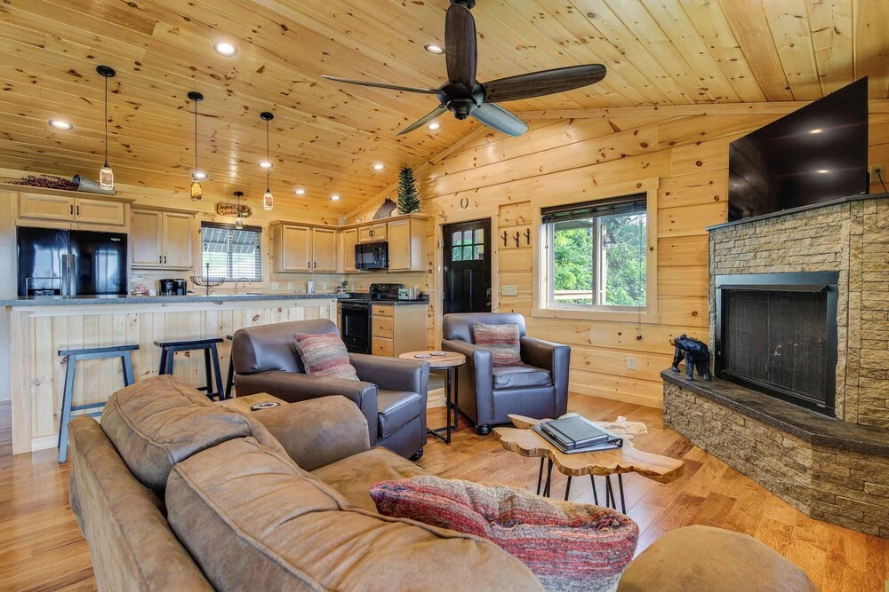 Gorgeous Gatlinburg Cabin: Large Deck & Hot Tub!