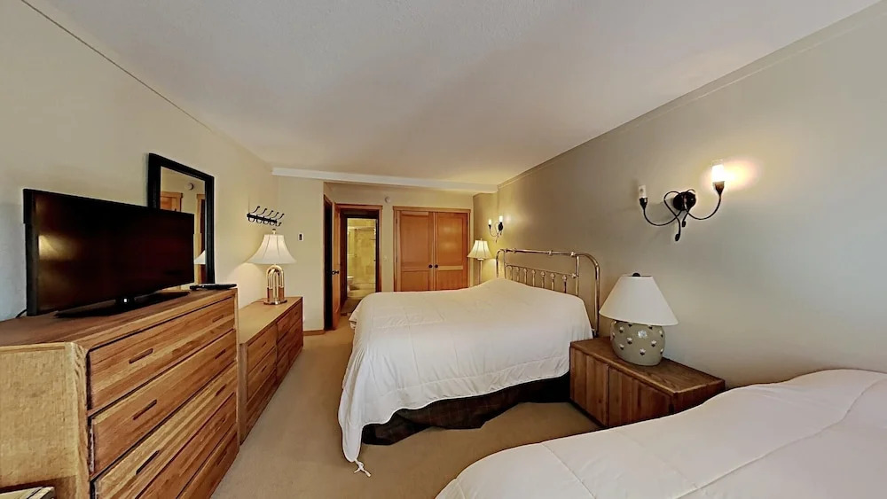 Beautiful One Bedroom Condo! Just Steps to Mammoth Mountain with Fully Equipped Kitchen! by RedAwning
