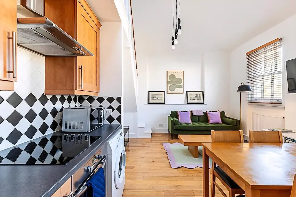 Stylish Chelsea Flat With Luxe Comfort Charm