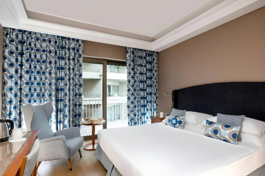 Отель Royal Continental Hotel Naples