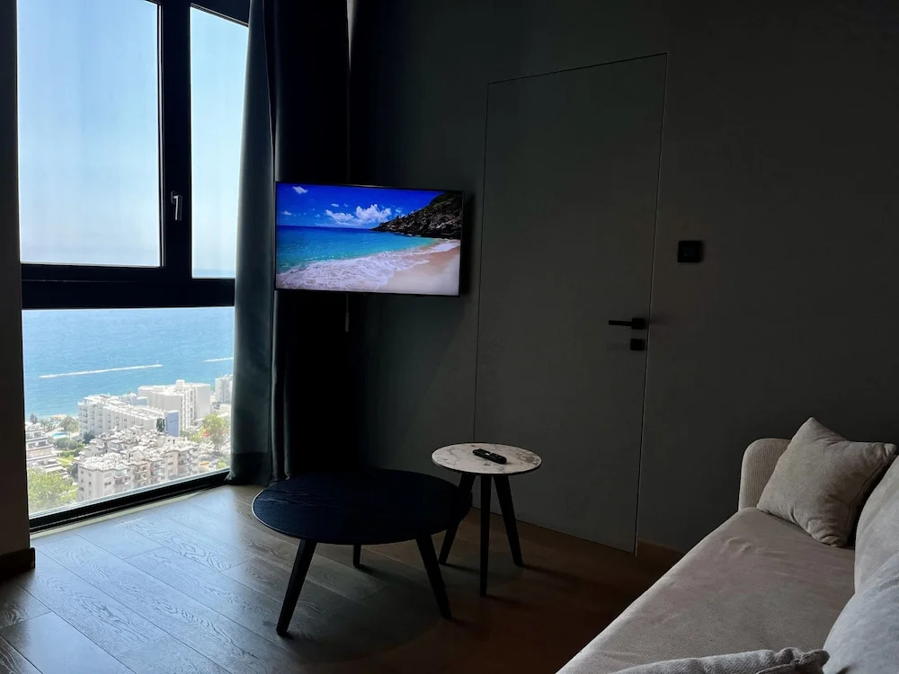 128 LIM - 2002 Stay Only Tower Suite