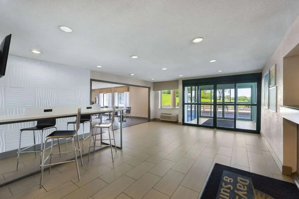 Days Inn and Suites Kansas City South
