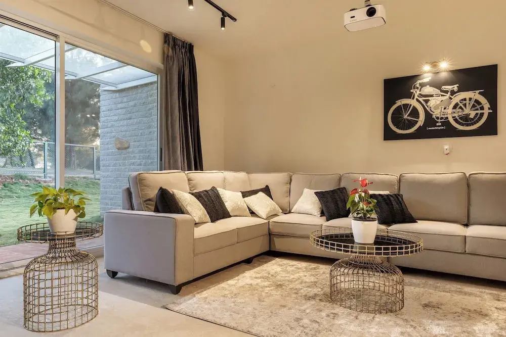 Golf View Home by StayJade Luxury HugeLawn4BHK