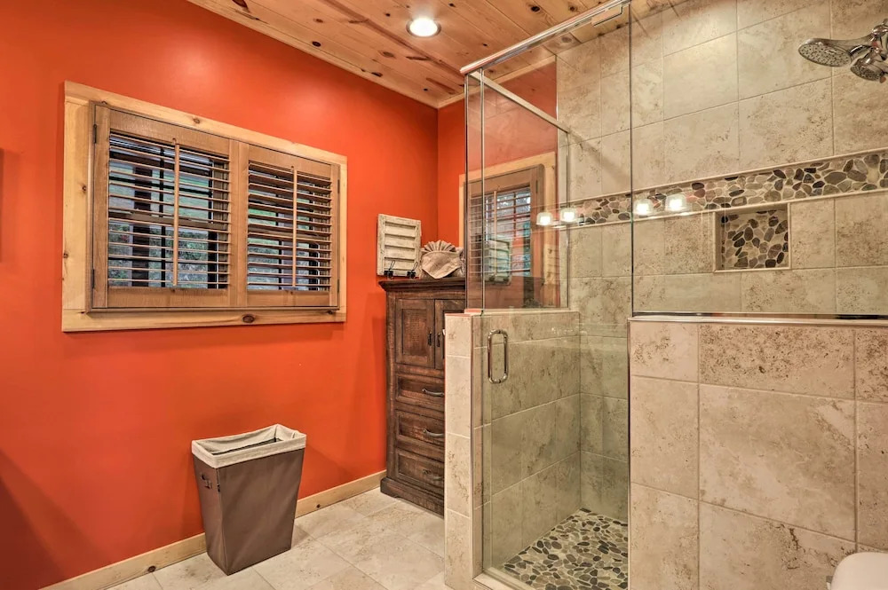 Woodsy Retreat w/ Fire Pit & Resort Amenities