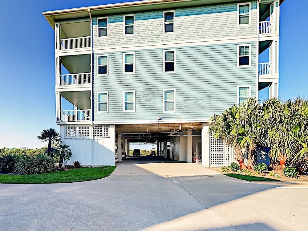 New Listing! Bay-view Gem W/ Pool, Hot Tub & Beach 2 Bedroom Condo