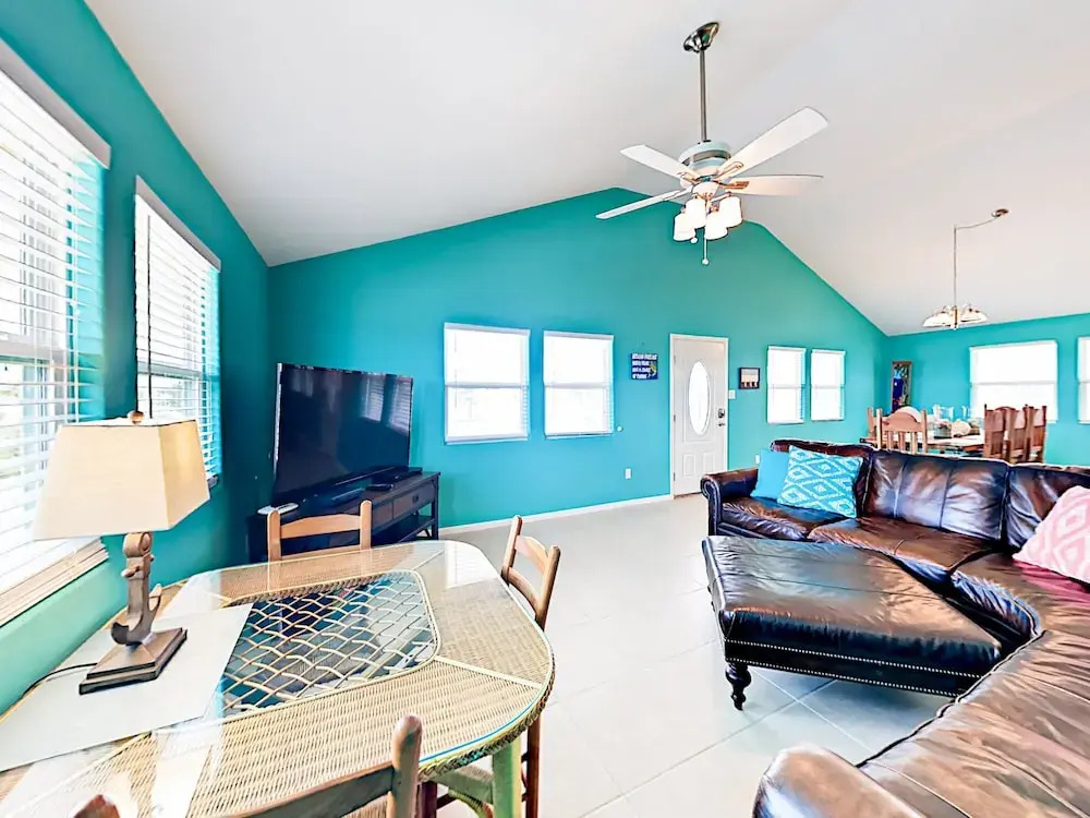 Royal Palm Home 3 Bedrooms 2 Bathrooms Home
