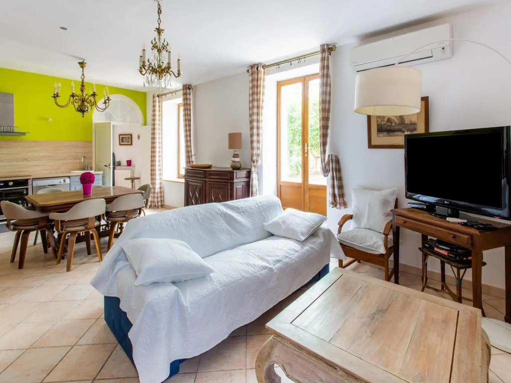 Tranquil holiday home in Cébazan with private pool