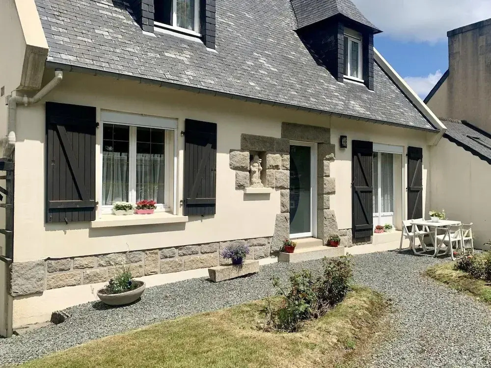 Holiday Home in Guerlesquin near Lake