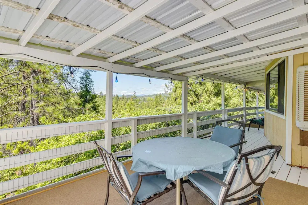 Peaceful Groveland Home w/ Deck + Fire Pit!
